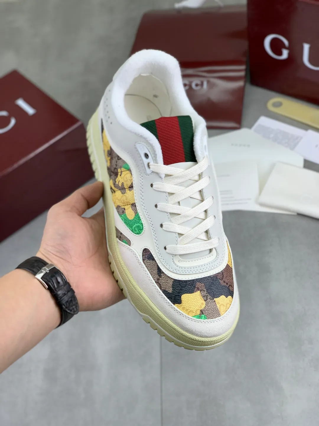 Men's shoes 💰P542 New Gucci autumn and winter low-end catwalk casual sneakers, top version! Oil edge craftsmanship. New model for early spring, creating a perfect style, cool and sassy, ​​c-position fashionable wear, classic shoe style with retro and futuristic feel, showing exquisite texture! Open mold to customize high-density outsole. Comes fully packaged. Size: 40-45 Fabric: Imported calfskin punching Lining: Imported original towel lining